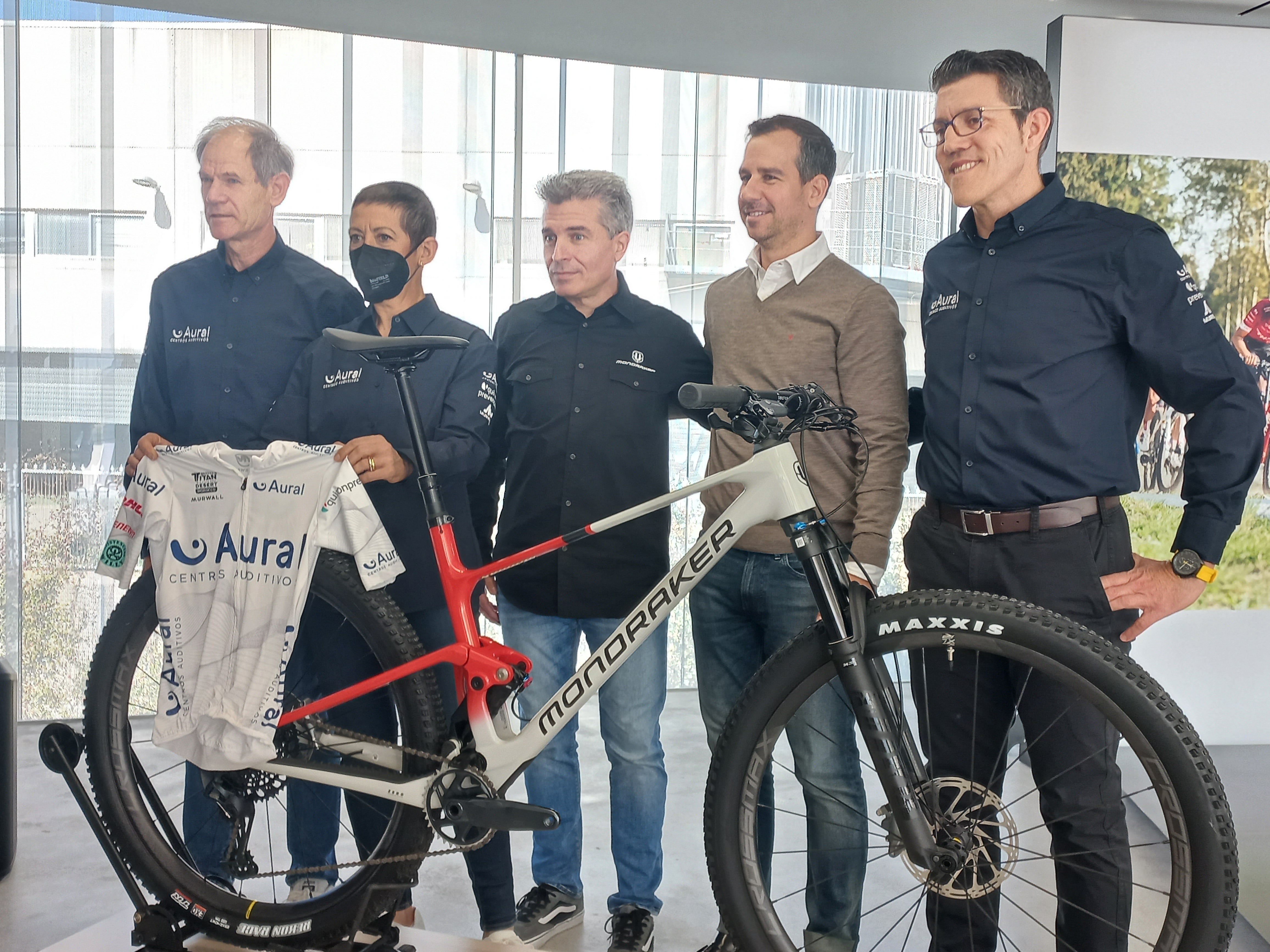 Abel Antón y Silvia González, en una aventura solidaria en la Titan Desert con Mondraker Abel Antón y Silvia González, en una aventura solidaria en la Titan Desert con Mondraker