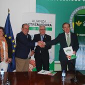 Caja Rural de Extremadura renueva el convenio para que estudiantes de la UEx realicen prácticas en la entidad financiera