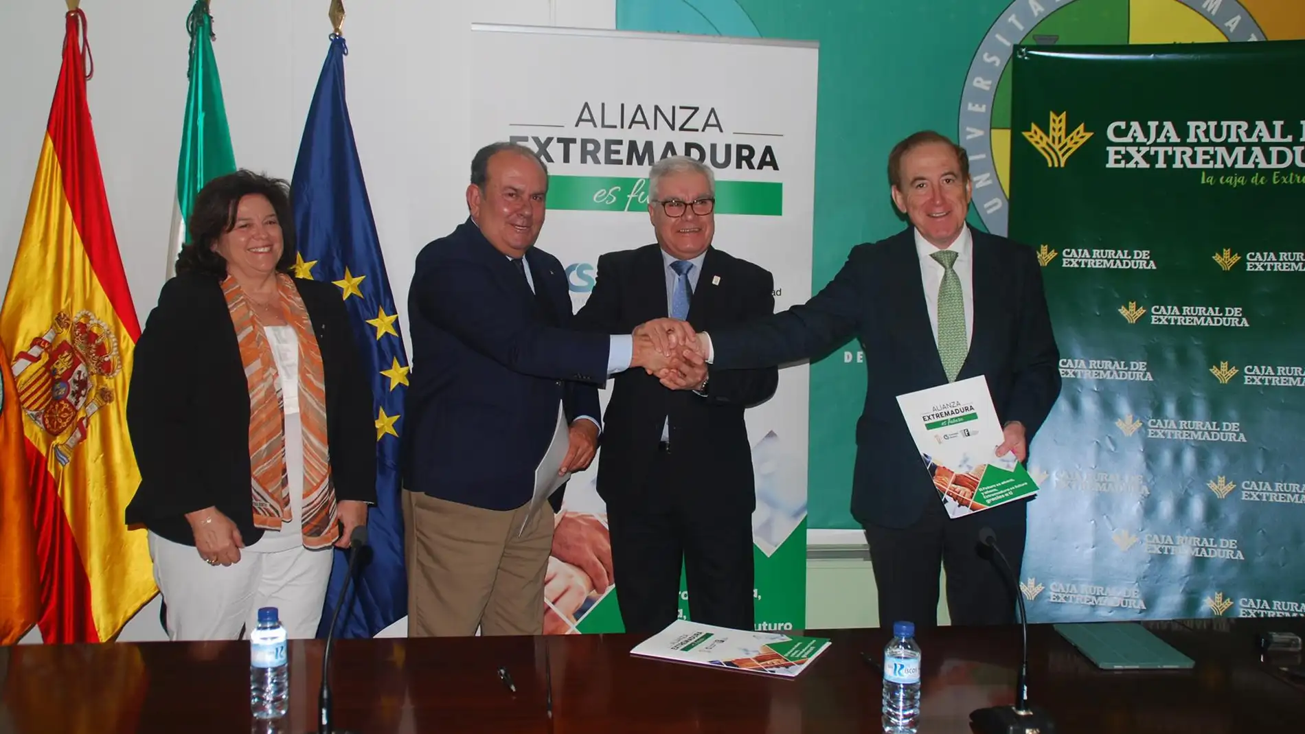 Caja Rural de Extremadura renueva el convenio para que estudiantes de la UEx realicen prácticas en la entidad financiera
