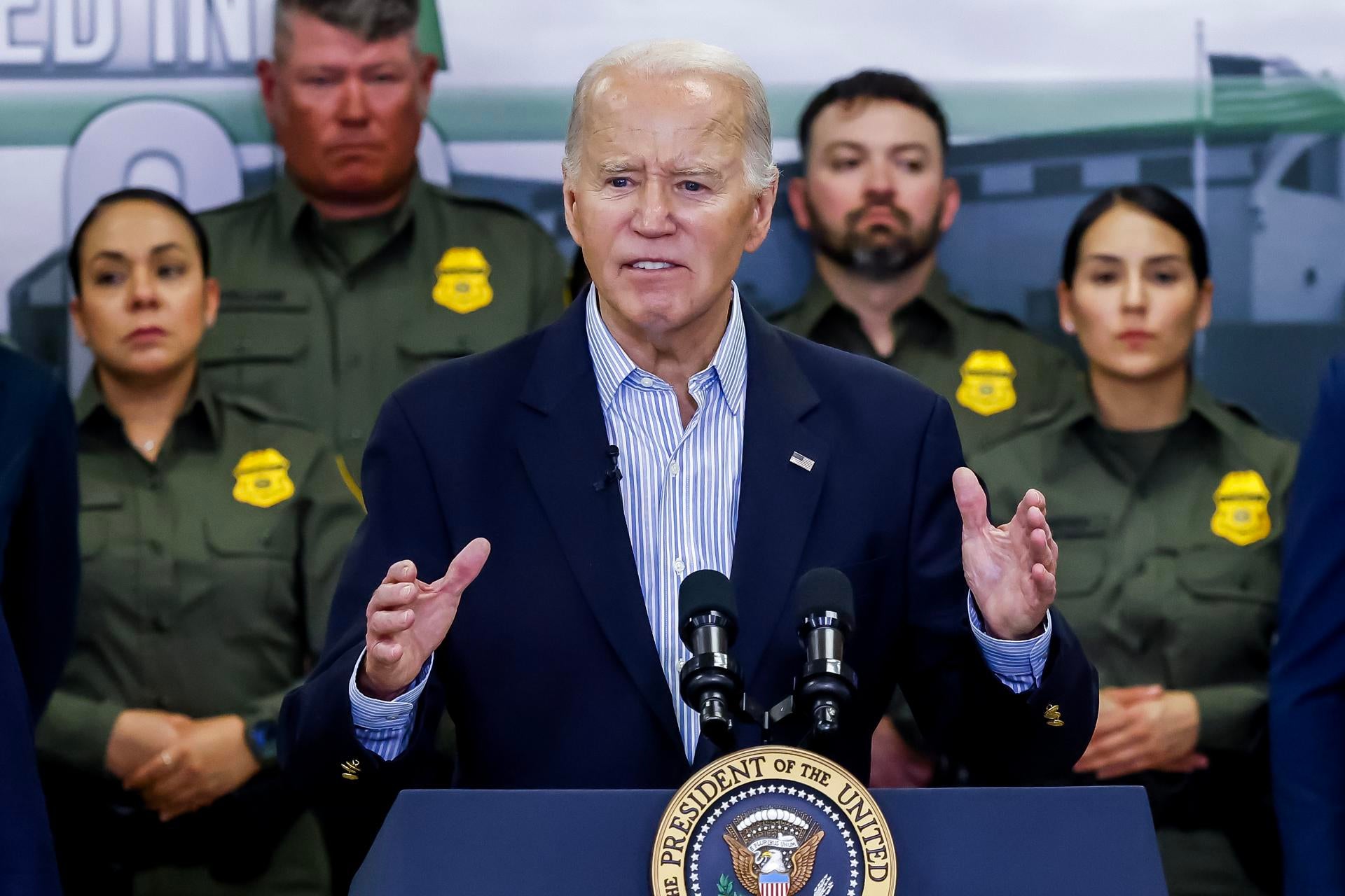 Biden hace un llamamiento a Trump para trabajar juntos en el proyecto de ley migratorio: "Ya es hora de actuar" Biden hace un llamamiento a Trump para trabajar juntos en el proyecto de ley migratorio: "Ya es hora de actuar"