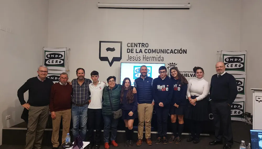 Foto de familia de Taller de Radio, desde el Centro de la Comunicación 'Jesús Hermida'.