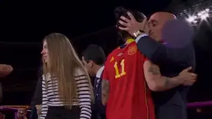 Imagen del beso de Rubiales a Jenni Hermoso tras la final del Mundial de Sidney