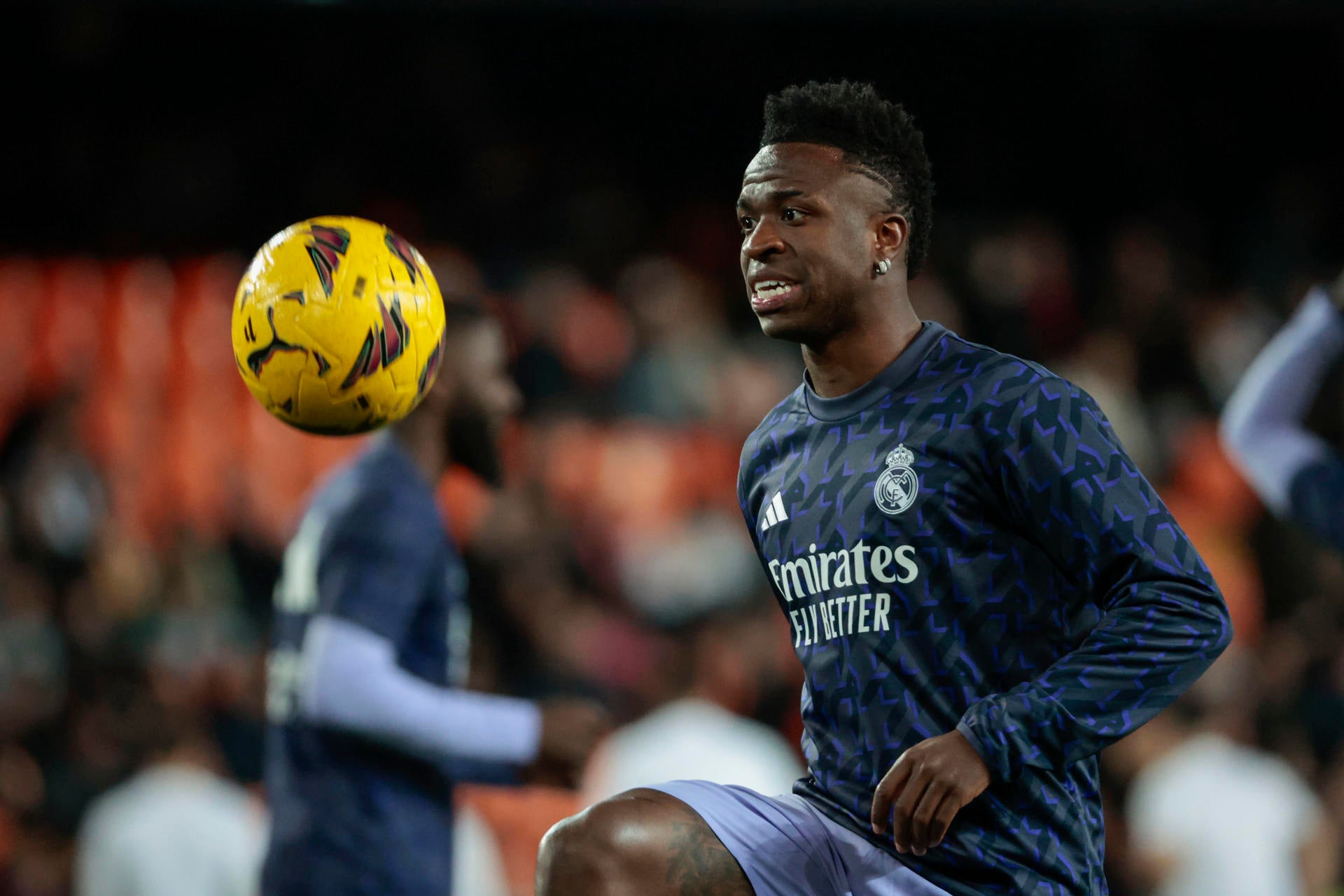 Mestalla recibe a Vinicius con abucheos y cánticos de "qué tonto eres" en su regreso nueve meses después Mestalla recibe a Vinicius con abucheos y cánticos de "qué tonto eres" en su regreso nueve meses después