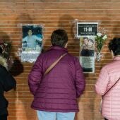 Imagen de archivo de varias personas mirando carteles con fotos de las víctimas del 11M