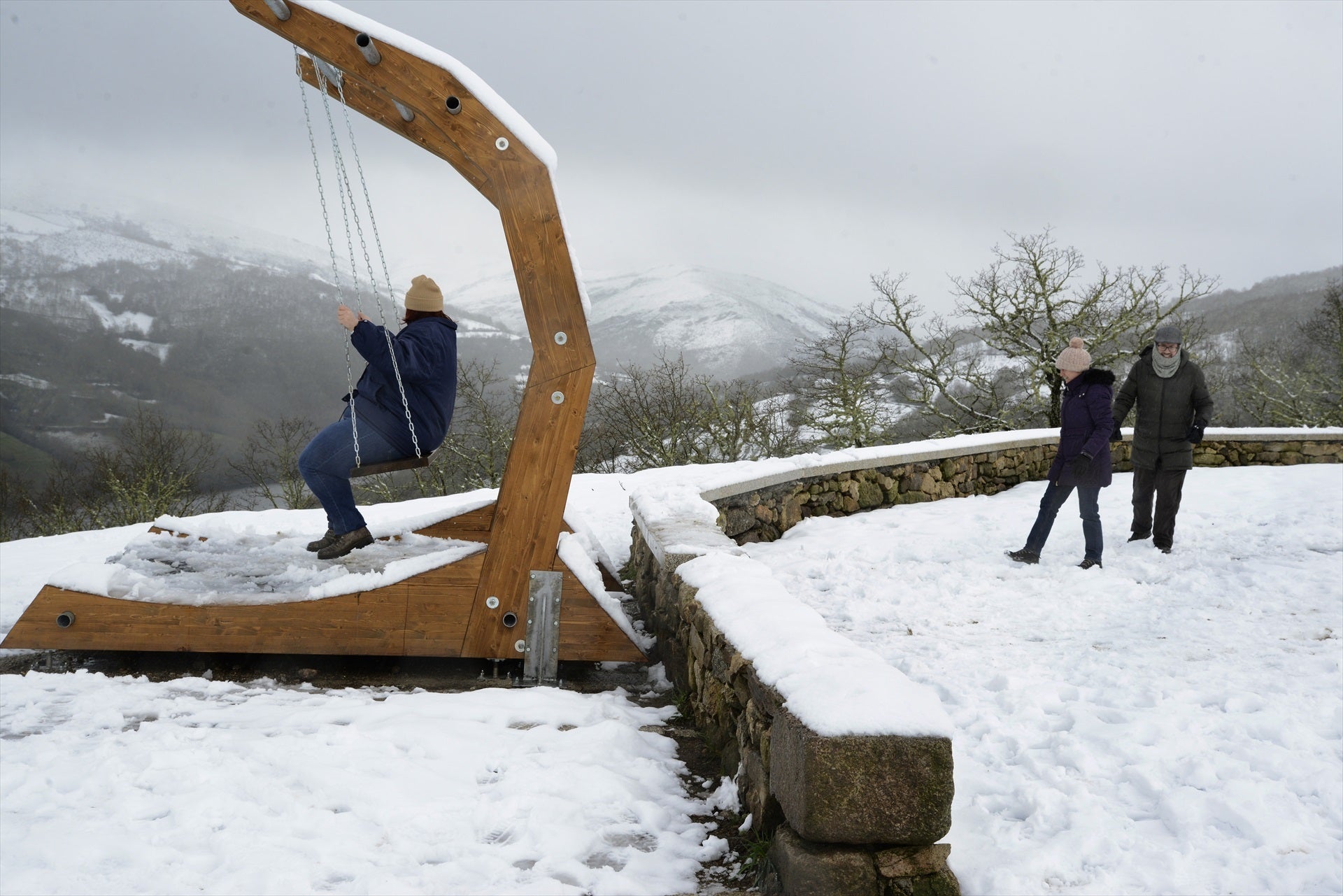 Nieve, lluvia, oleaje y viento activan las alertas en todas las comunidades autónomas Nieve, lluvia, oleaje y viento activan las alertas en todas las comunidades autónomas