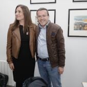 La vicesecretaria del PSOE regional, Lara Garlito, da la enhorabuena al presidente de la Diputación de Badajoz, Miguel Ángel Gallardo.
