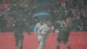El defensa uruguayo del Rayo Vallecano Alfonso Espino (c) ante el defensa del Cádiz Jorge Meré (d), durante el partido de LaLiga EA Sports de la jornada 27 entre Rayo Vallecano y Cádiz CF, este sábado en el estadio de Vallecas, en Madrid. 