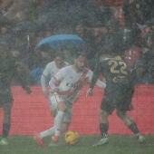 El defensa uruguayo del Rayo Vallecano Alfonso Espino (c) ante el defensa del Cádiz Jorge Meré (d), durante el partido de LaLiga EA Sports de la jornada 27 entre Rayo Vallecano y Cádiz CF, este sábado en el estadio de Vallecas, en Madrid. 