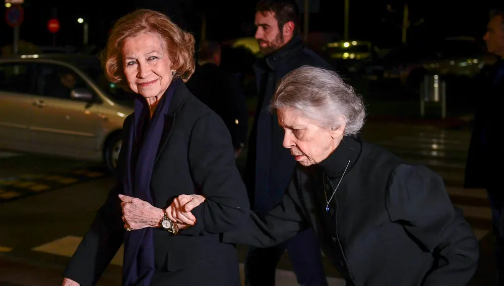 La reina Sofía (i) junto a Irene de Grecia a su llegada al tanatorio La Paz-Tres Cantos de Madrid.