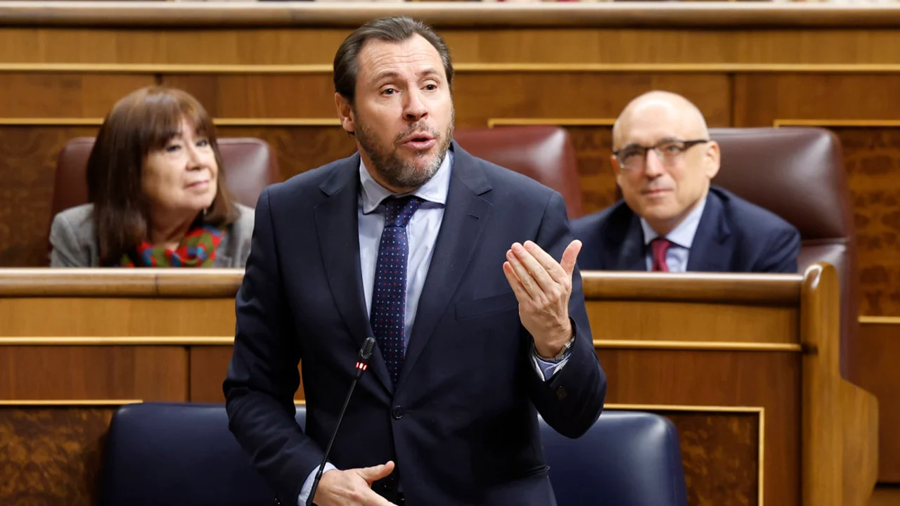 El ministro de Transportes, Óscar Puente, interviene durante la sesión de control al Gobierno, este miércoles en el Congreso.
