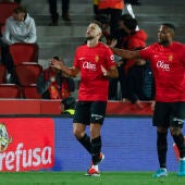 Copete y Larin celebran el gol del Mallorca.