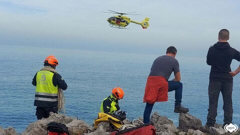 Momento de la b&uacute;squeda del cuerpo del vecino de Unquera que desapareci&oacute; en enero en la costa de Llanes