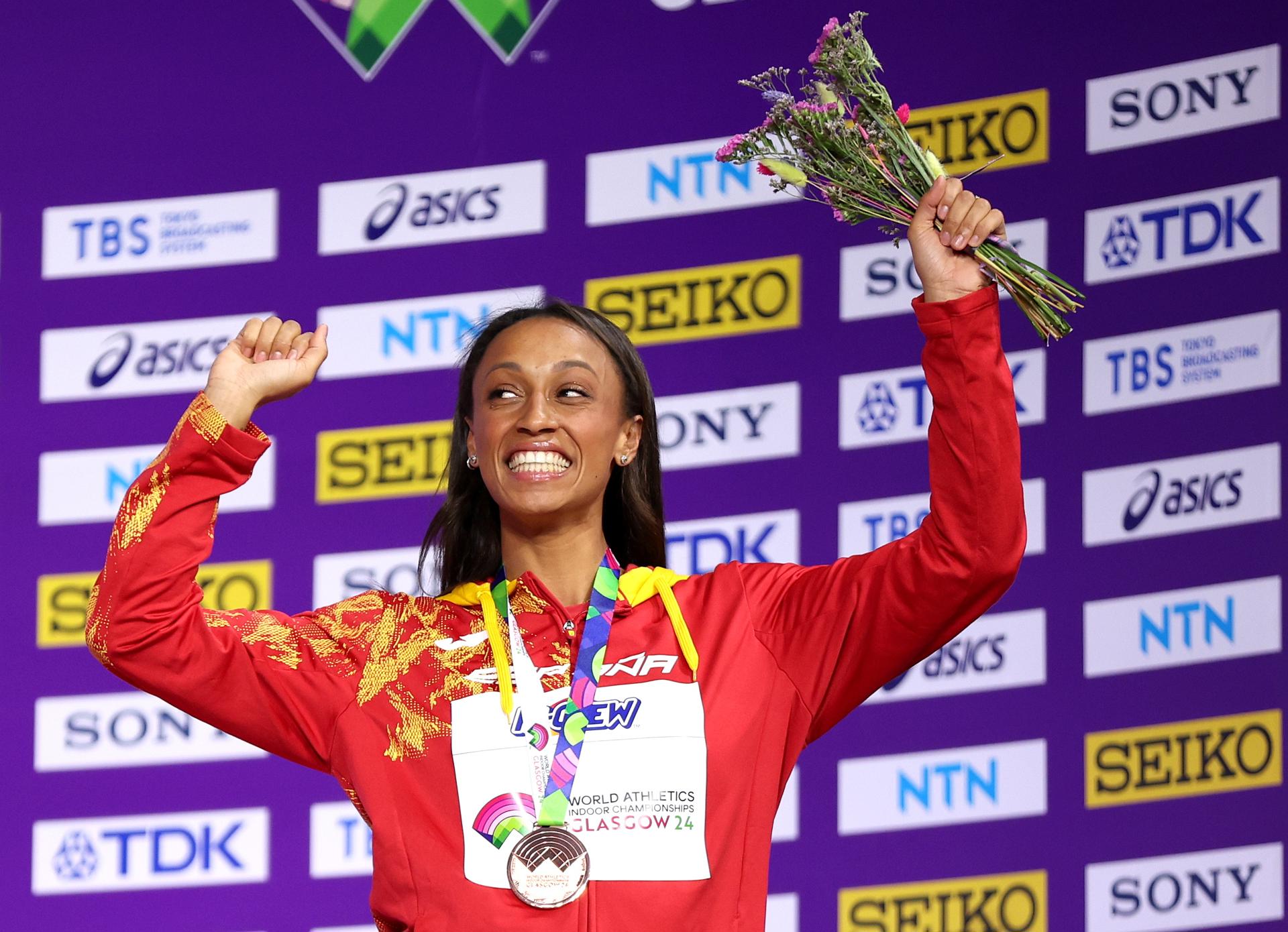 Ana Peleteiro, tras lograr el bronce en Glasgow: "Estoy orgullosa, pensaba que iba a tardar más en vivir este momento" Ana Peleteiro, tras lograr el bronce en Glasgow: "Estoy orgullosa, pensaba que iba a tardar más en vivir este momento"