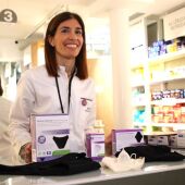 Una farmaceutica ofrece los productos menstruales reutilizables gratuitos