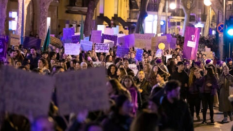 Miles de personas protestan con carteles durante la manifestaci&oacute;n encabezada por el Moviment Feminista de Mallorca por el 8M | Foto de archivo