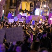 Miles de personas protestan con carteles durante la manifestación encabezada por el Moviment Feminista de Mallorca por el 8M | Foto de archivo