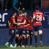 Los jugadores de Osasuna celebran el gol de Ante Budimir