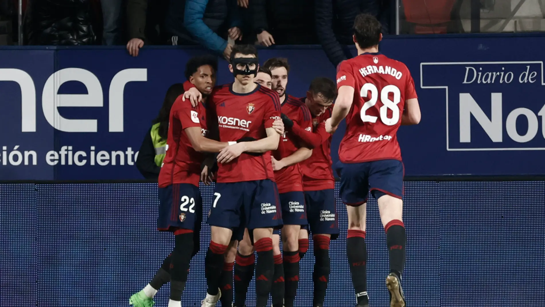 Los jugadores de Osasuna celebran el gol de Ante Budimir