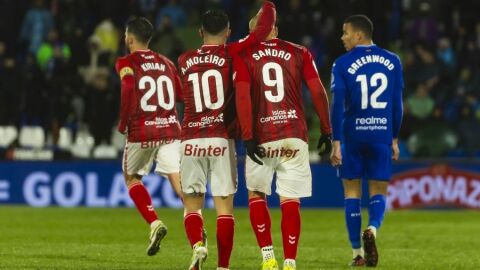 Moleiro felicita a Sandro por su gol al Getafe