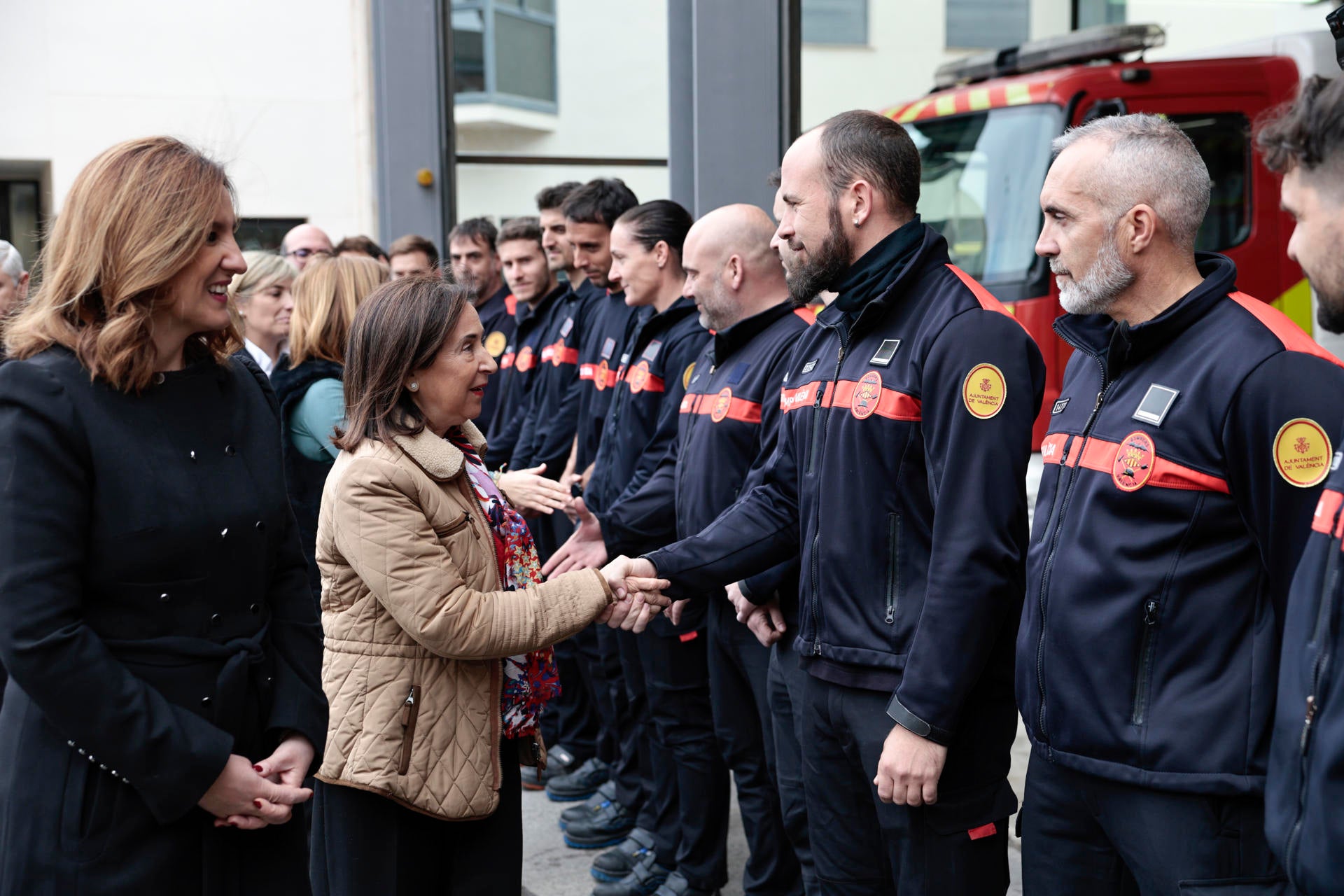 Margarita Robles, a los Bomberos de València: "Han dado un ejemplo de generosidad y humanidad" Margarita Robles, a los Bomberos de València: "Han dado un ejemplo de generosidad y humanidad"