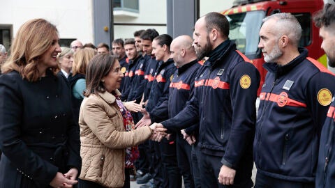 La ministra de Defensa, Margarita Robles (centro), y la alcaldesa de València, María José Catalá (izqda), agradecen su labor al personal que participó en la extinción del incendio de Campanar