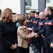 La ministra de Defensa, Margarita Robles (centro), y la alcaldesa de València, María José Catalá (izqda), agradecen su labor al personal que participó en la extinción del incendio de Campanar