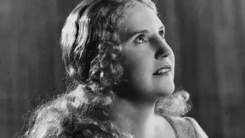 Kirsten Flagstad, la voz del siglo XX que logró vencer a las ‘fake news’ que la vincularon con los nazis | Cultura | EL PAÍS (elpais.com) Kirsten Flagstad, la voz del siglo XX que logró vencer a las ‘fake news’ que la vincularon con los nazis | Cultura | EL PAÍS (elpais.com)