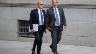 El expresidente del Banco Popular Ángel Ron (d) y su abogado José Antonio Choclán (i) a su llegada a un juicio en la sede de la Audiencia Nacional. Foto de archivo 