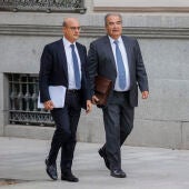 El expresidente del Banco Popular Ángel Ron (d) y su abogado José Antonio Choclán (i) a su llegada a un juicio en la sede de la Audiencia Nacional. Foto de archivo 