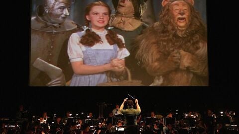 Orquesta tocando la m&uacute;sica de la pel&iacute;cula de 'El Mago de Oz'