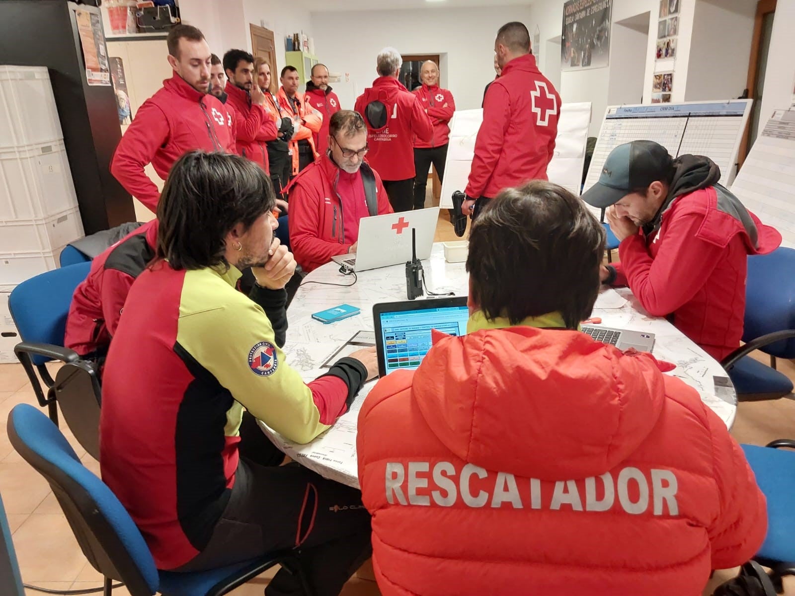 Cantabria activa el protocolo para rescatar a cuatro espeleólogos de una cueva de Arredondo Cantabria activa el protocolo para rescatar a cuatro espeleólogos de una cueva de Arredondo