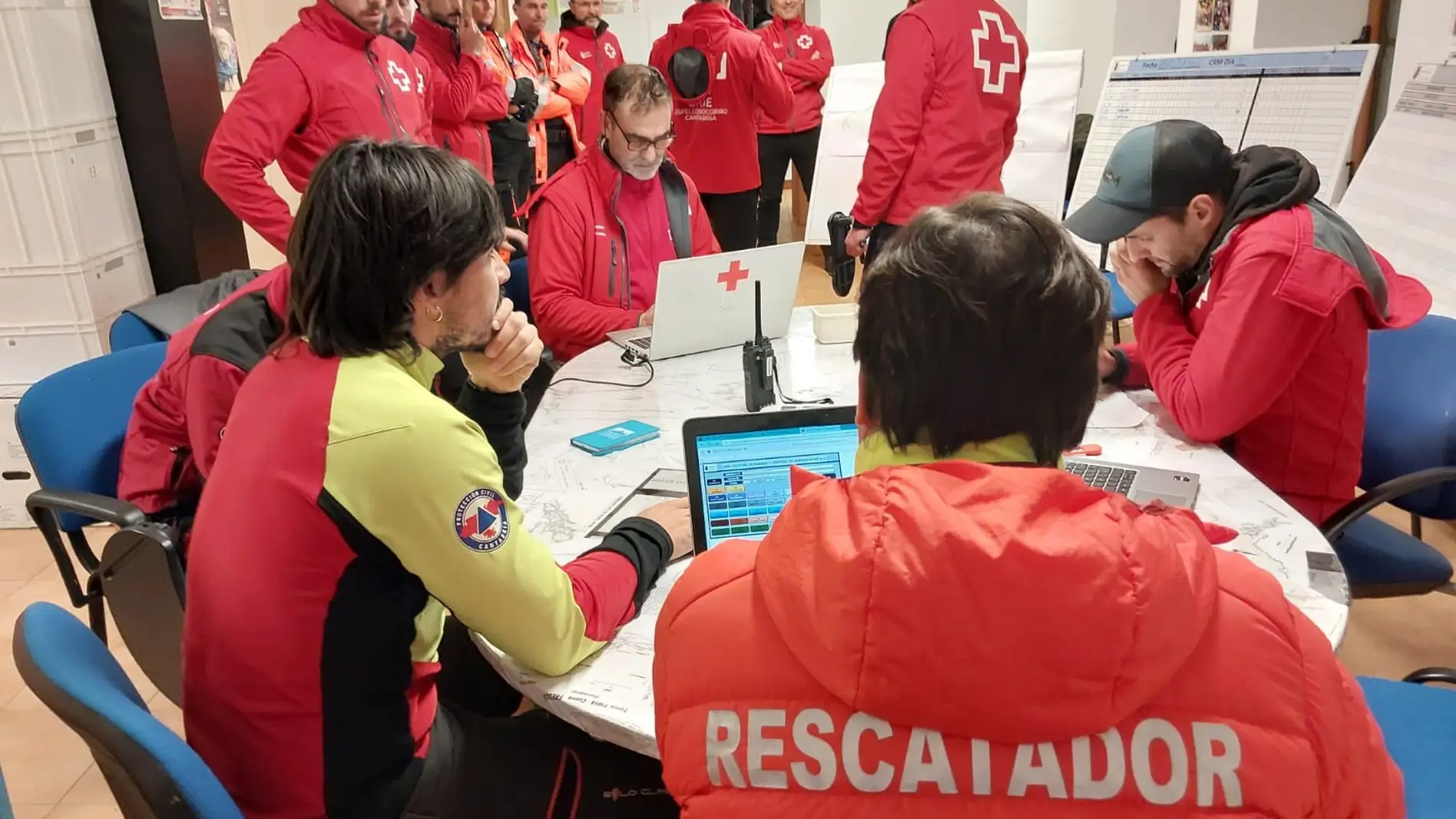 Cantabria activa el protocolo operativo de rescate para ayudar a salir a 4 espeleólogos de una cueva de Arredondo