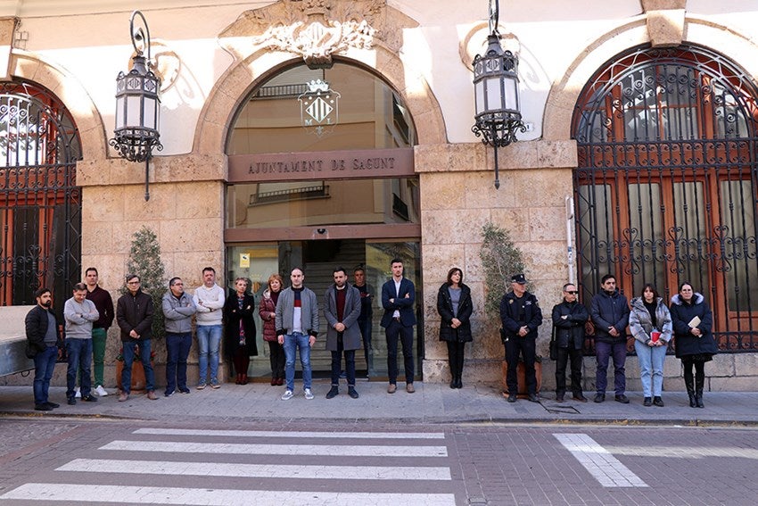 Morvedre guarda un minuto de silencio por las víctimas del incendio de la Vila Joyosa Morvedre guarda un minuto de silencio por las víctimas del incendio de la Vila Joyosa