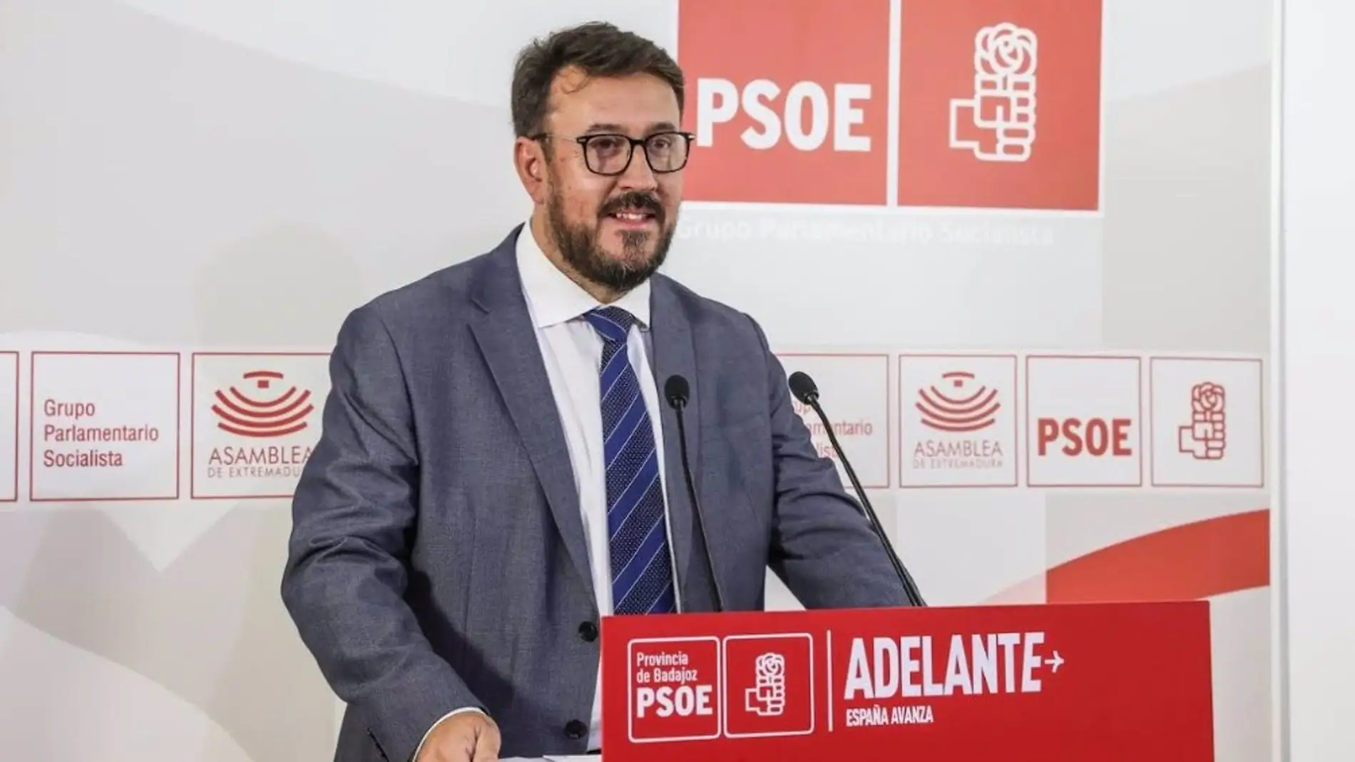 El secretario general del PSOE en la provincia de Badajoz, Rafael Lemus, en rueda de prensa 