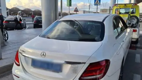 El vehículo inmovilizado por la Policía Local de Elche en el Aeropuerto Alicante-Elche 'Miguel Hernández'. El vehículo inmovilizado por la Policía Local de Elche en el Aeropuerto Alicante-Elche 'Miguel Hernández'.