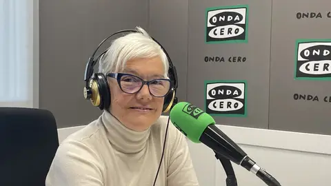 La escritora Gloria Almendáriz en los estudios de Onda Cero Marina Baixa. La escritora Gloria Almendáriz en los estudios de Onda Cero Marina Baixa.