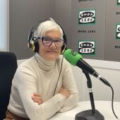 La escritora Gloria Almendáriz en los estudios de Onda Cero Marina Baixa.