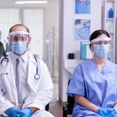 Tres de cada quatre professionals de la salut són dones, però això no es reflecteix en els llocs d'alta direcció Tres de cada quatre professionals de la salut són dones, però això no es reflecteix en els llocs d'alta direcció