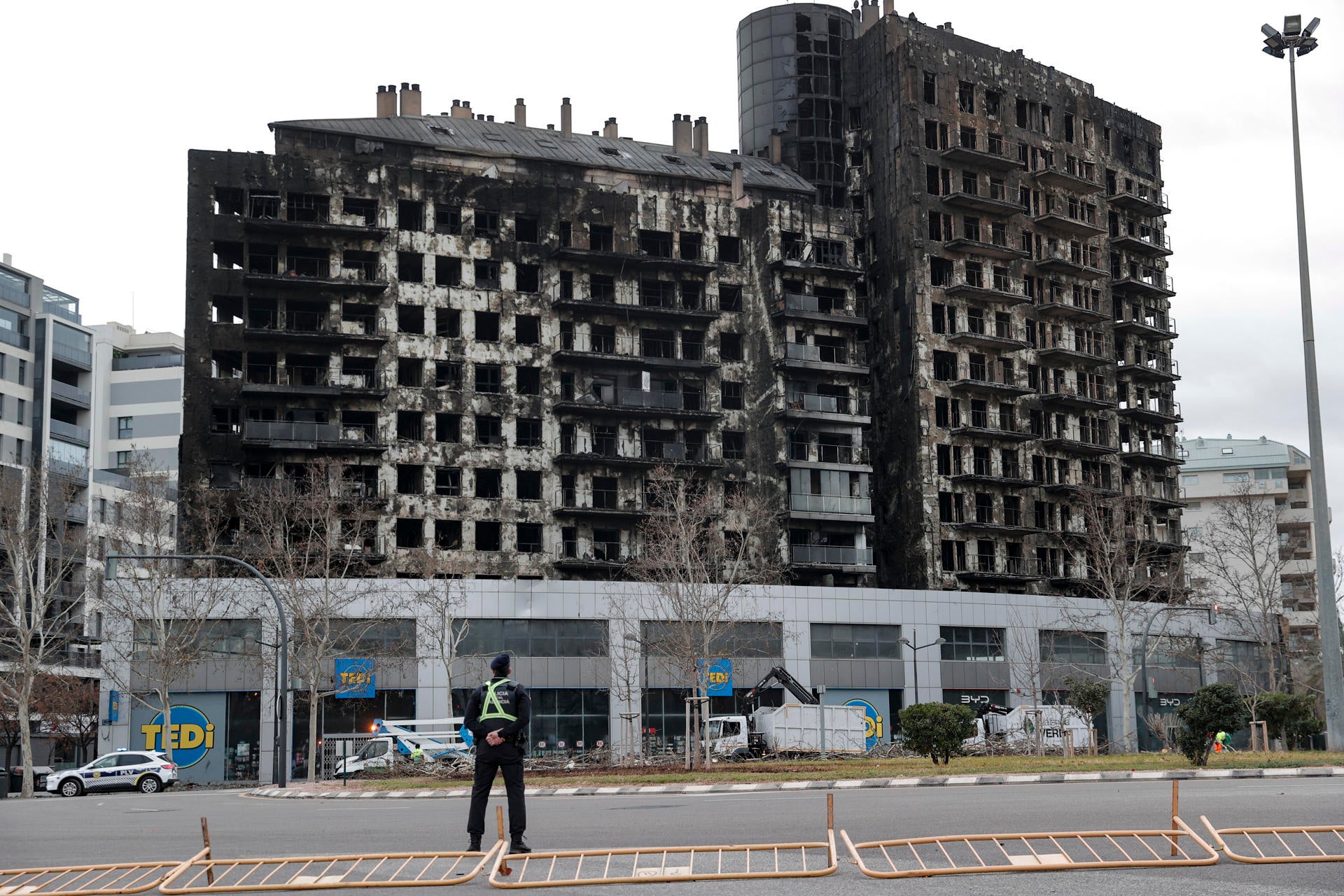 La Policía Local detiene a dos personas por saquear el edificio incendiado de Campanar La Policía Local detiene a dos personas por saquear el edificio incendiado de Campanar