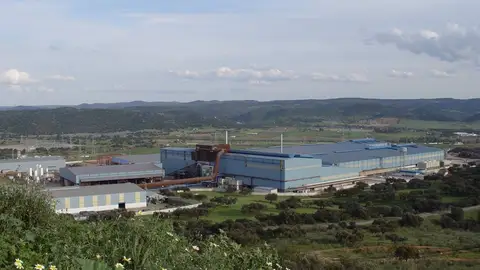 Varias dotaciones de bomberos sofocan un incendio en una nave de Siderúrgica Balboa en Jerez de los Caballeros Varias dotaciones de bomberos sofocan un incendio en una nave de Siderúrgica Balboa en Jerez de los Caballeros