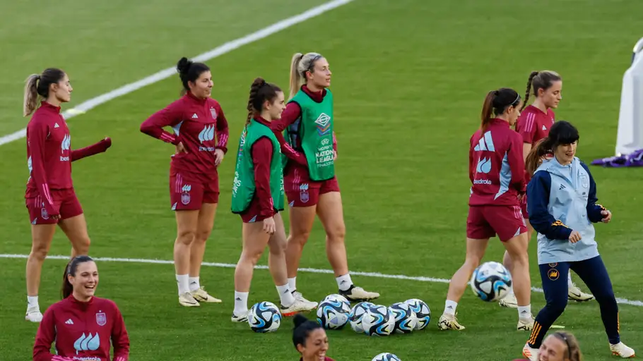 Entrenamiento de la selección femenina de fútbol Entrenamiento de la selección femenina de fútbol