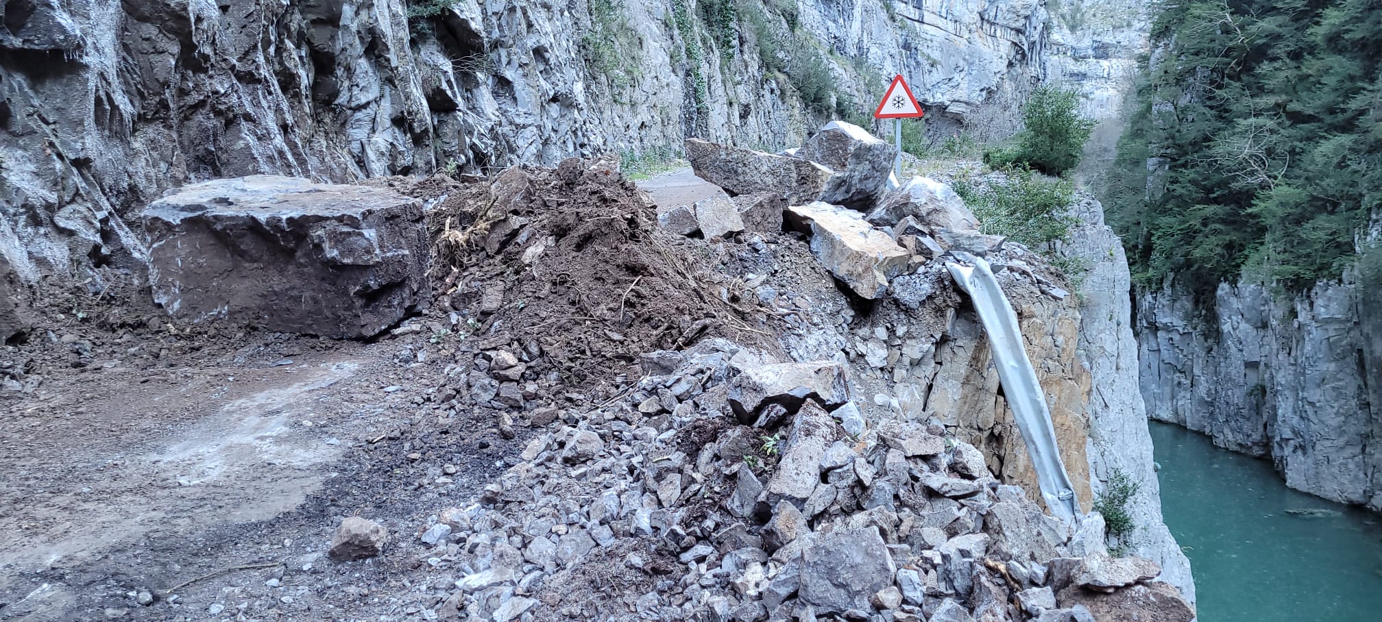 Corte indefinido en la Foz de Biniés tras un desprendimiento Corte indefinido en la Foz de Biniés tras un desprendimiento