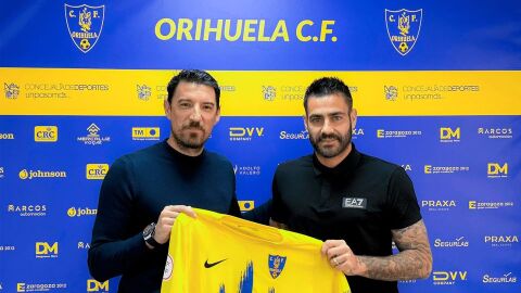 Presentaci&oacute;n del delantero Florian al cierre del mercado de invierno, la &uacute;ltima de Toch&eacute; (izquierda) como Director Deportivo del Orihuela CF