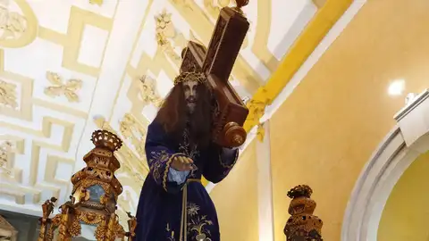 La plaza de San Pablo de Palencia acoge este viernes un viacrucis nazareno con la salida del 'Abuelo' a hombros .