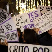  Varias mujeres muestran carteles, durante una manifestación por el 25N, a 25 de noviembre de 2023, en Barcelona.