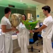 Los gemelos Dani y Joaquín Cervera despiden a su madre el día de su jubilación en el hospital Rio Hortega de Valladolid