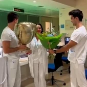 Los gemelos Dani y Joaquín Cervera despiden a su madre el día de su jubilación en el hospital Rio Hortega de Valladolid Los gemelos Dani y Joaquín Cervera despiden a su madre el día de su jubilación en el hospital Rio Hortega de Valladolid