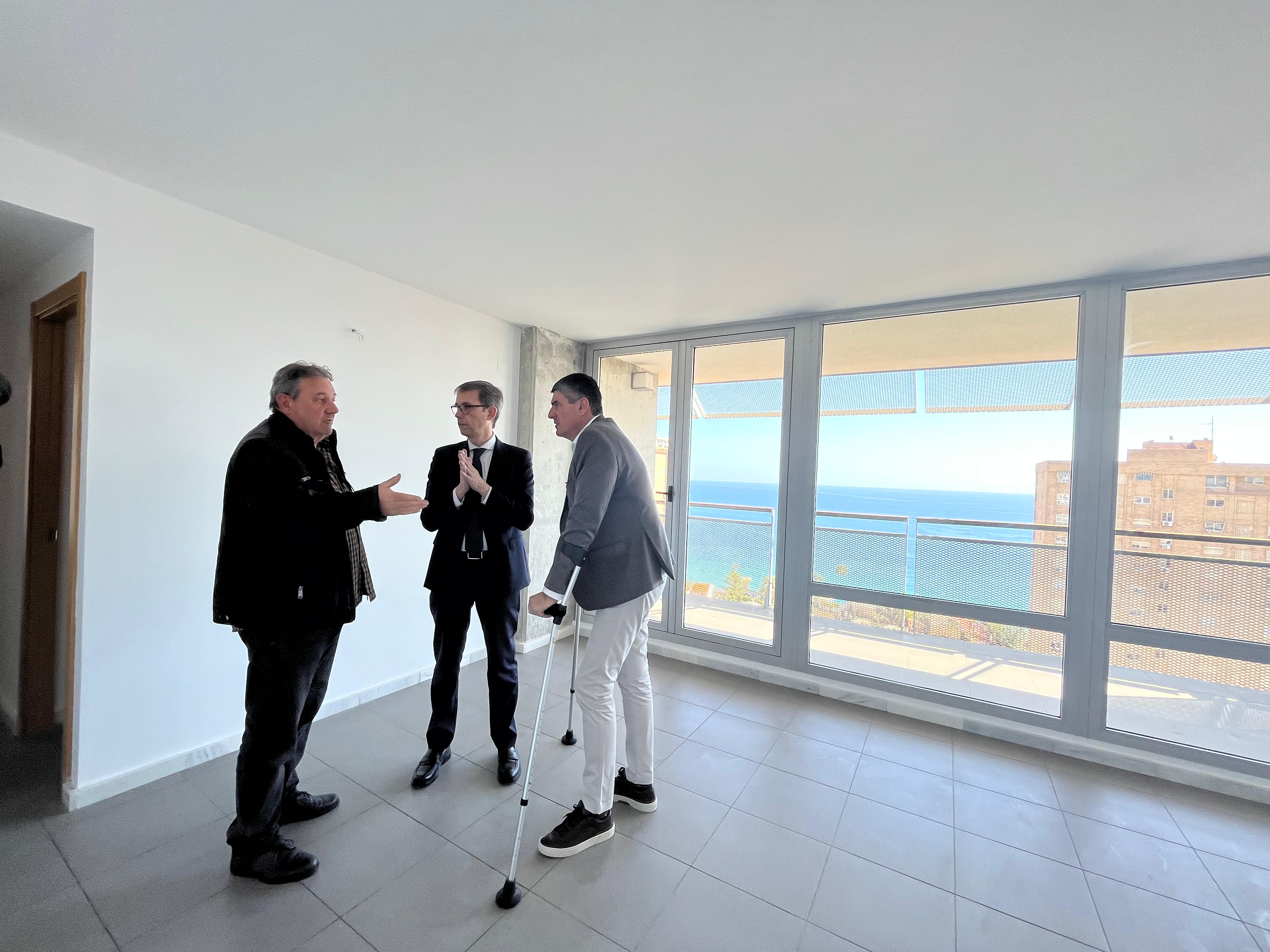 El Secretario Autonómico de Vivienda y el alcalde de la Vila visitan la vivienda social cedida a los vecinos del piso incendiado en La Cala El Secretario Autonómico de Vivienda y el alcalde de la Vila visitan la vivienda social cedida a los vecinos del piso incendiado en La Cala