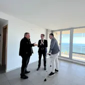 El Secretario Autonómico de Vivienda y el alcalde de la Vila visitan la vivienda social cedida a los vecinos del piso incendiado en La Cala El Secretario Autonómico de Vivienda y el alcalde de la Vila visitan la vivienda social cedida a los vecinos del piso incendiado en La Cala