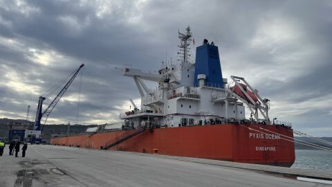 El carguero propulsado con energía eólica, en Punta Langosteira